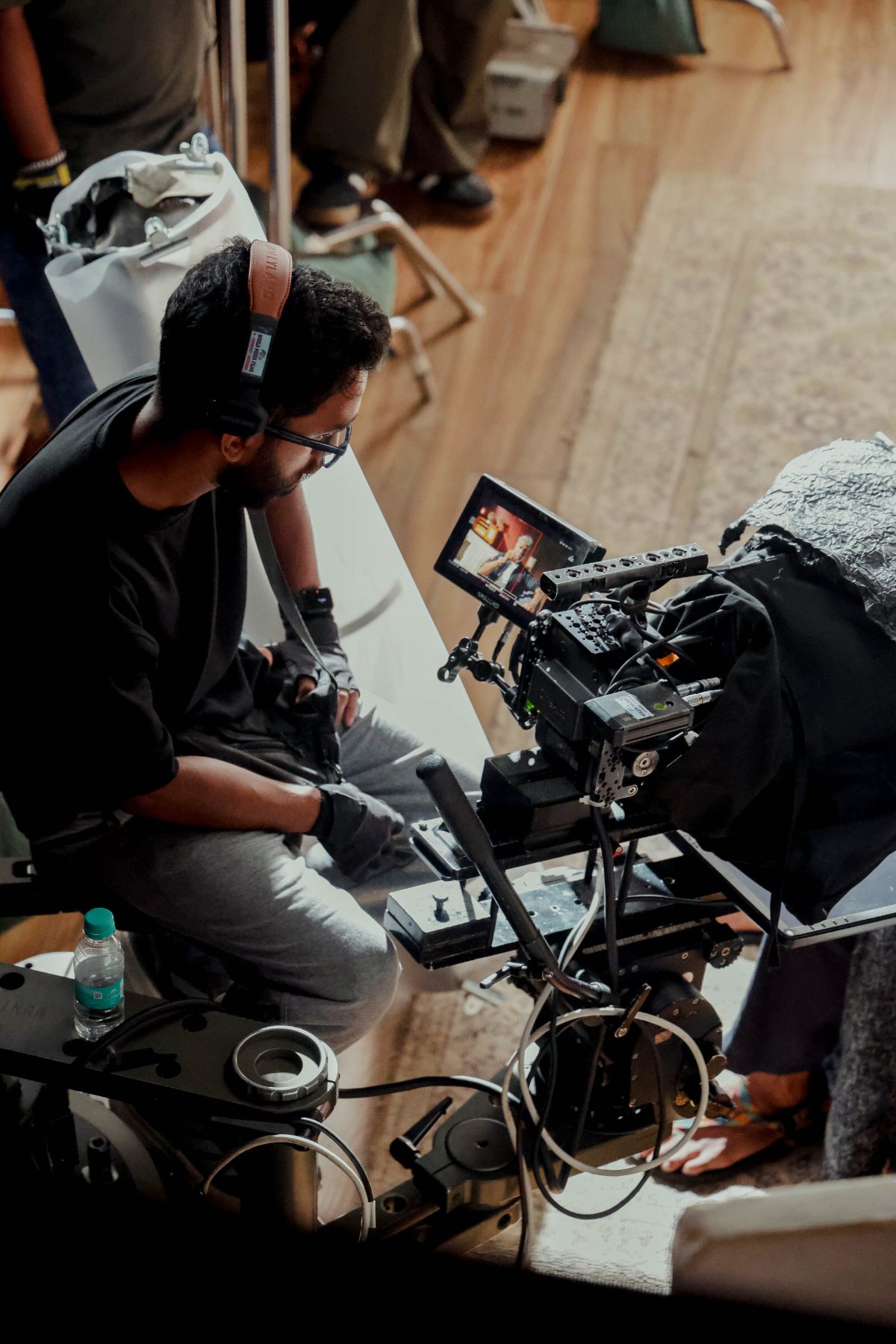 Behind the scenes, Centre for Sight with Milind Soman: Operator and rig at the monitor